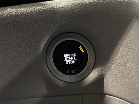 Used 2024 Chrysler Pacifica Touring-L FWD image 33