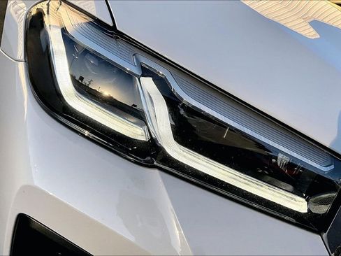 Used 2022 BMW 540i xDrive w/ M Sport Package image 31