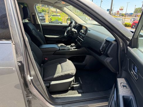 Used 2024 Nissan Pathfinder SV image 17