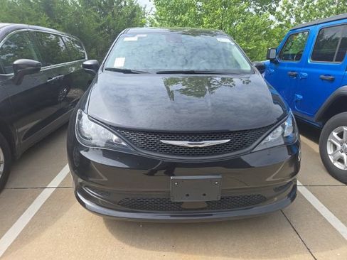 Used 2023 Chrysler Voyager LX FWD image 3