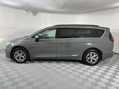 Used 2023 Chrysler Pacifica Limited FWD image 5