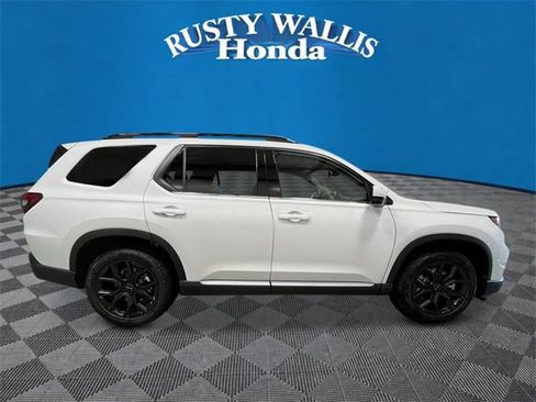 New 2025 Honda Pilot Touring image 2