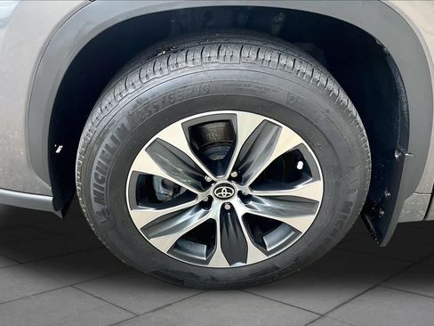 Used 2025 Toyota Highlander XLE w/ Protection Package #3 (TMS) AWD/4WD image 11