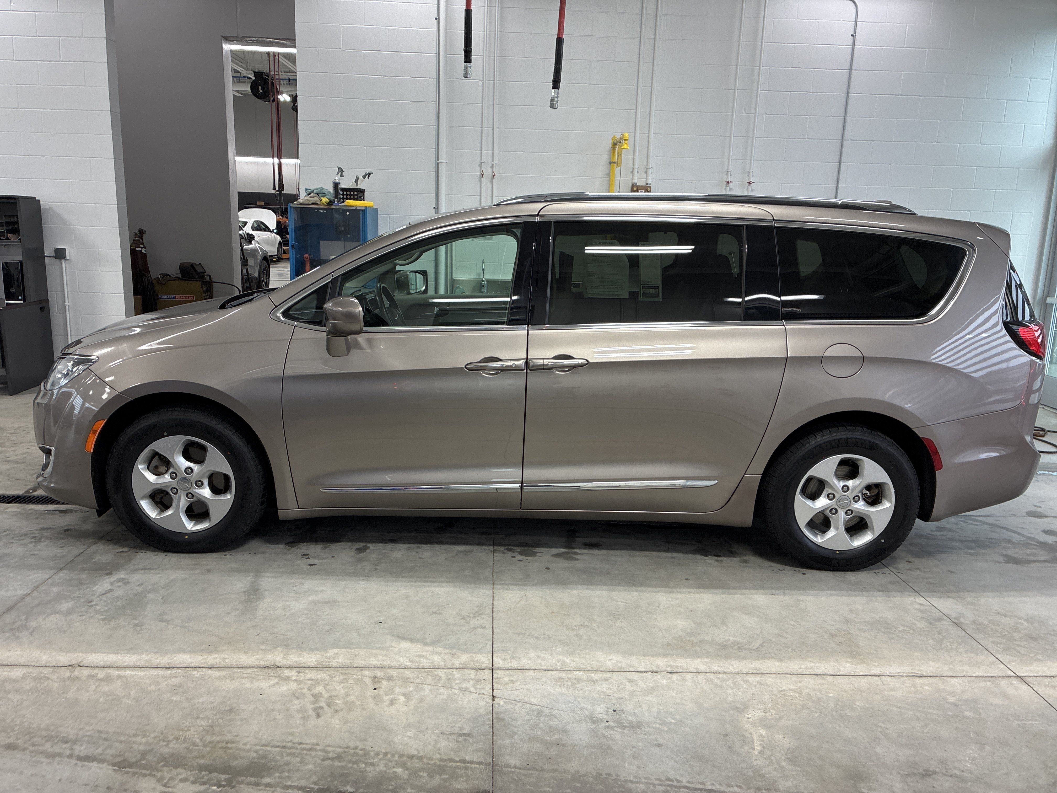 Used 2017 Chrysler Pacifica Touring-L Plus FWD image 6