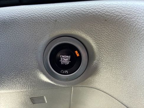 Used 2017 Chrysler Pacifica Touring FWD image 29