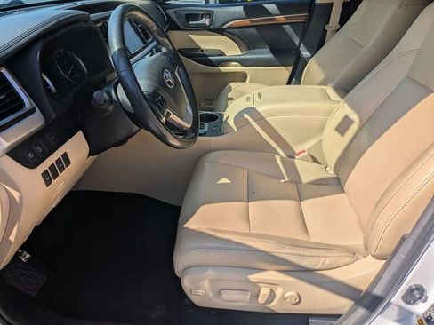 Used 2017 Toyota Highlander Limited image 12