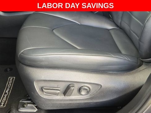 Used 2022 Toyota Highlander XLE FWD image 13