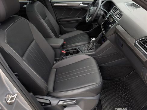 Used 2022 Volkswagen Tiguan SE R-Line image 36