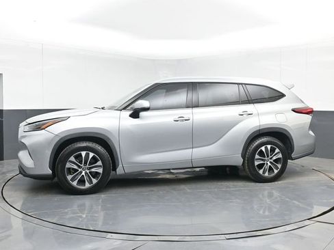 Used 2021 Toyota Highlander XLE FWD image 11