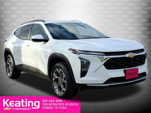 Used 2024 Chevrolet Trax LT w/ Driver Confidence Package FWD image 3