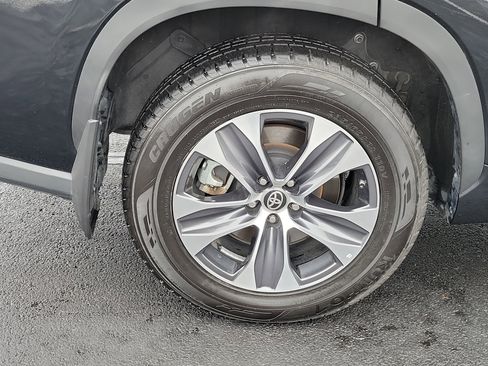 Certified 2024 Toyota Highlander XLE image 6