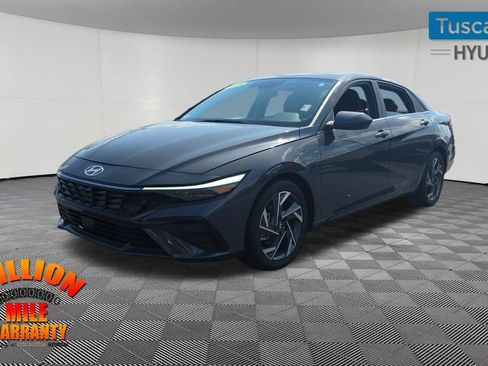 Used 2025 Hyundai Elantra SEL FWD image 3