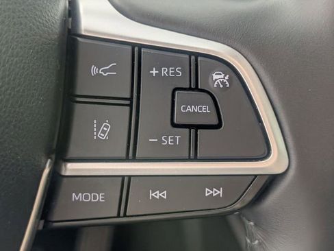 Used 2024 Toyota Highlander XLE AWD/4WD image 17