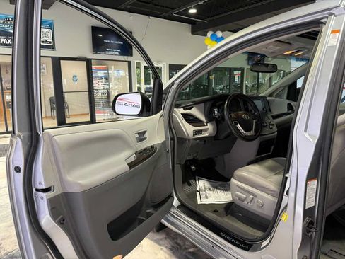 Used 2017 Toyota Sienna XLE w/ XLE Navigation Package AWD/4WD image 28