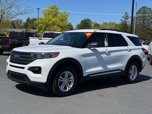 Used 2022 Ford Explorer XLT AWD/4WD image 3