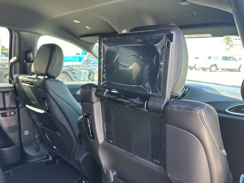 New 2026 Chrysler Pacifica Select image 3