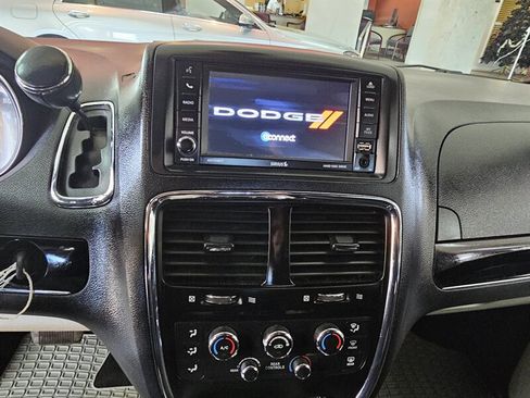 Used 2019 Dodge Grand Caravan SXT image 17