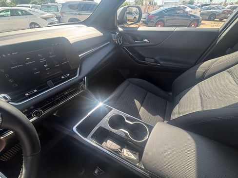 Used 2025 Chevrolet Equinox LT FWD image 42