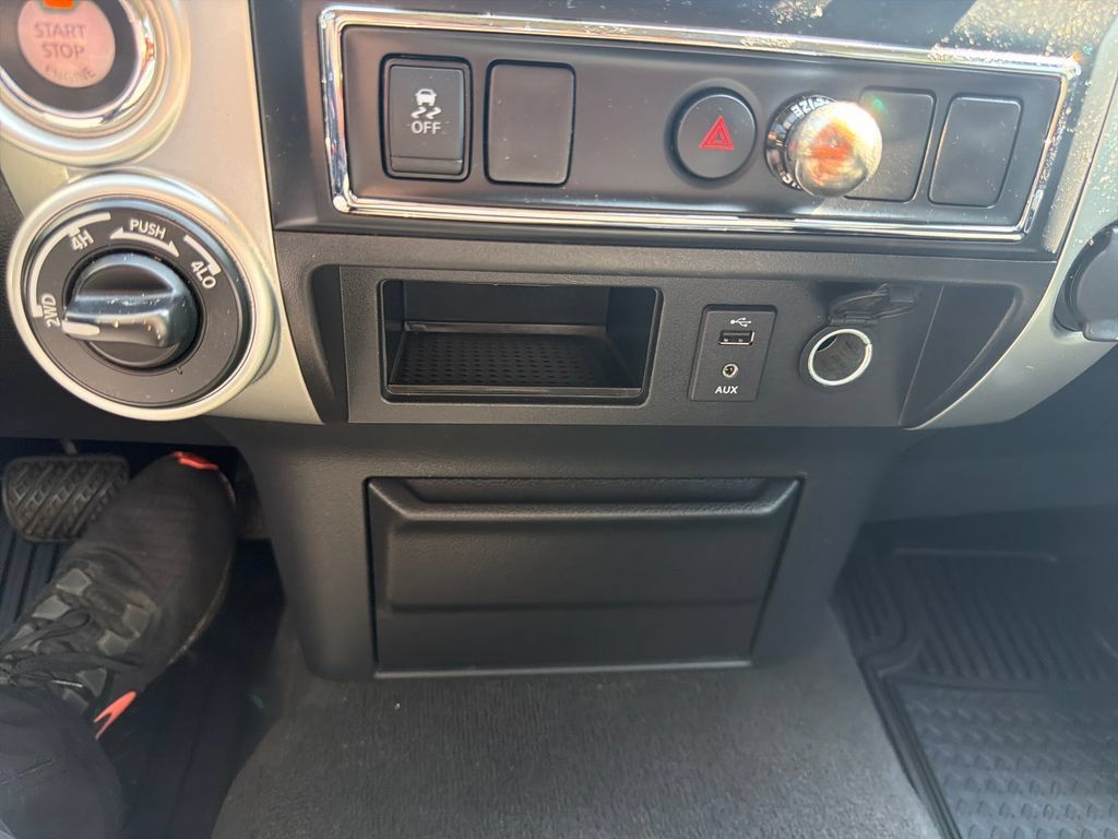 Used 2018 Nissan Titan SV AWD/4WD image 33