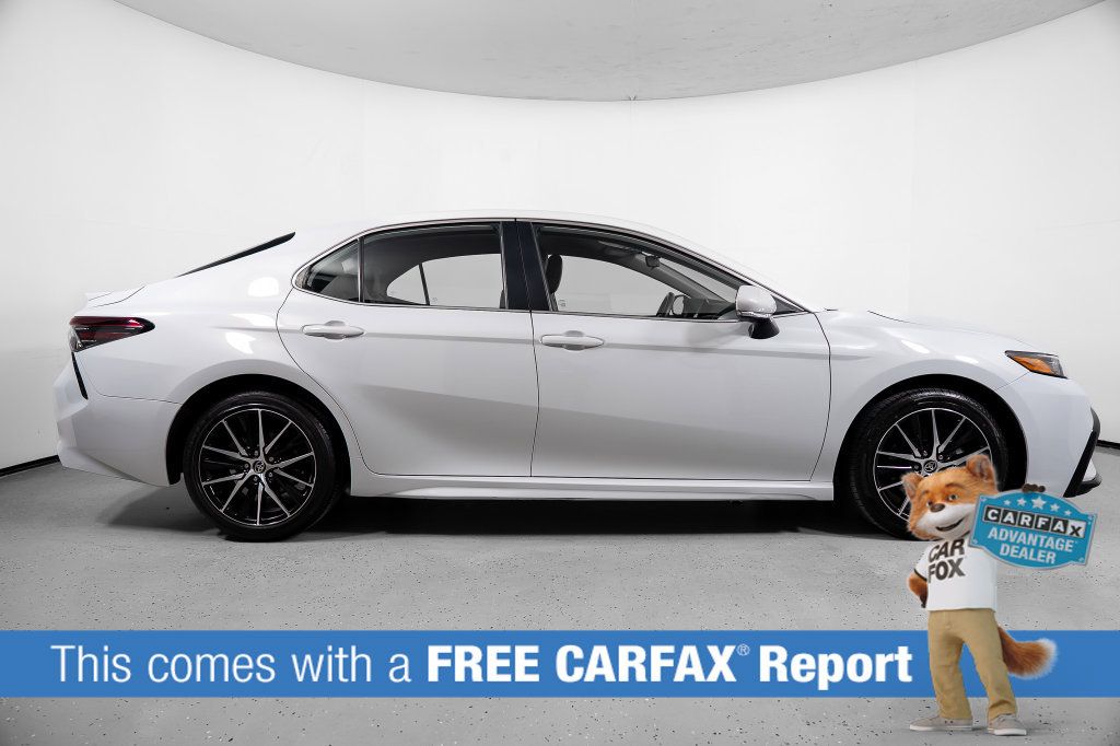 Used 2024 Toyota Camry SE FWD image 3