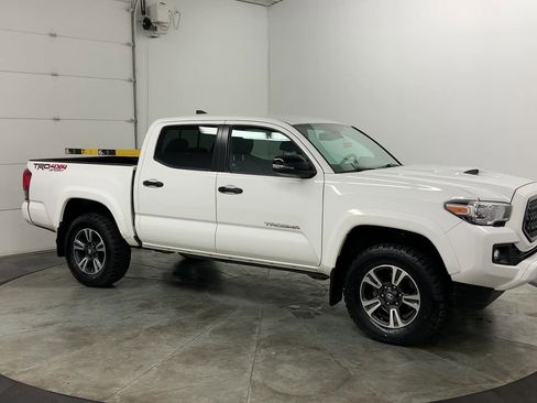 Used 2019 Toyota Tacoma TRD Sport image 9