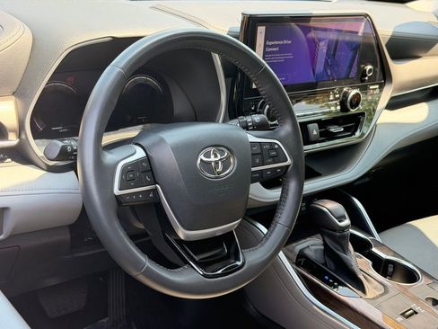 Used 2023 Toyota Highlander Limited FWD image 23