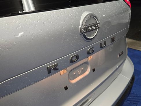 Used 2025 Nissan Rogue SV image 31