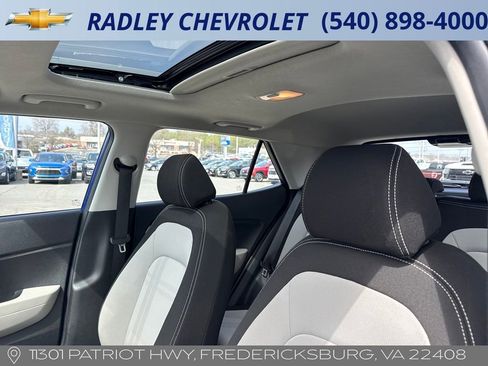 Used 2025 Hyundai Venue SEL image 2