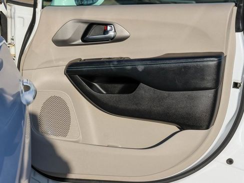 Used 2021 Chrysler Pacifica Touring-L image 16