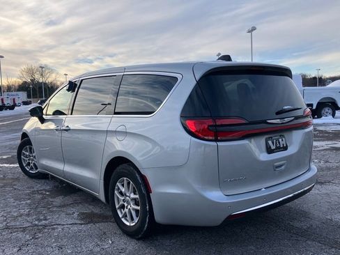 Used 2024 Chrysler Pacifica Touring-L image 21