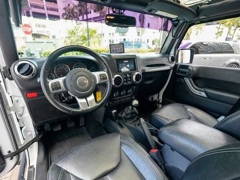Used 2016 Jeep Wrangler Unlimited Rubicon AWD/4WD image 3
