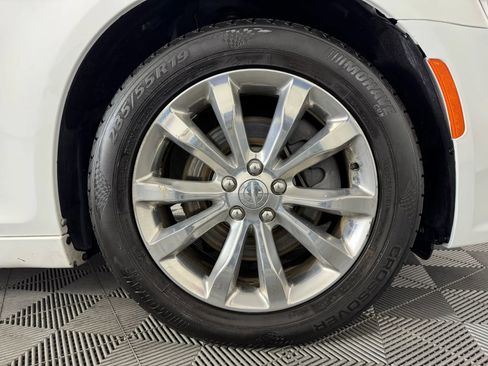 Used 2018 Chrysler 300 Touring image 45