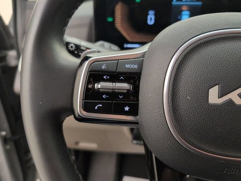 Used 2025 Kia Carnival EX FWD image 30