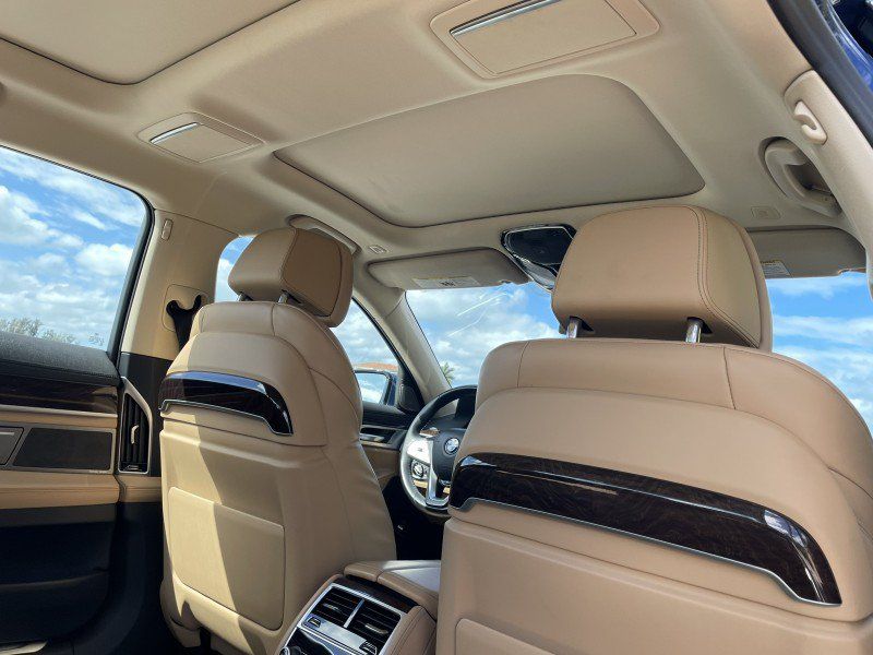 Used 2022 BMW 750i xDrive AWD/4WD image 10