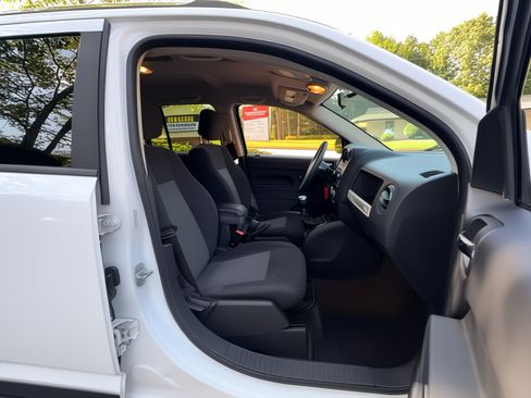 Used 2015 Jeep Compass Sport FWD image 7