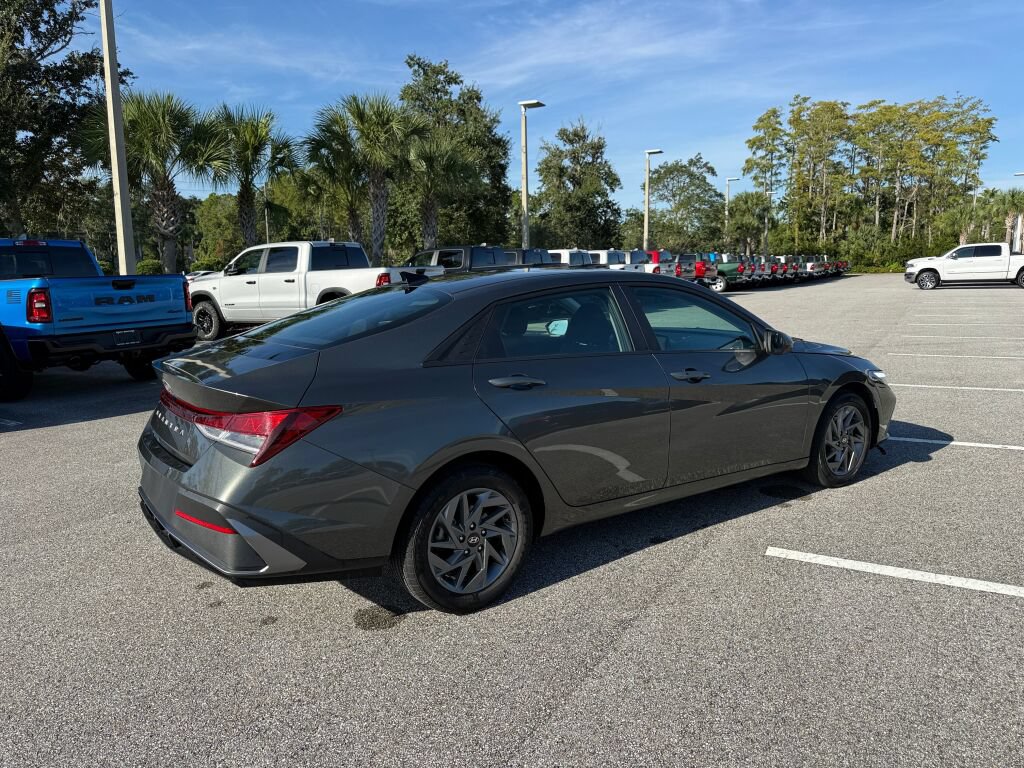 Used 2024 Hyundai Elantra SEL FWD image 3