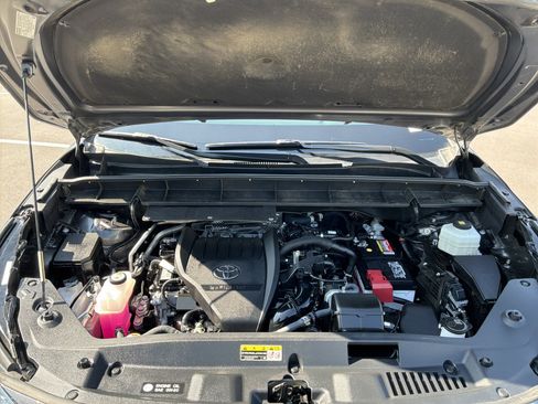 Used 2024 Toyota Highlander XLE AWD/4WD image 35