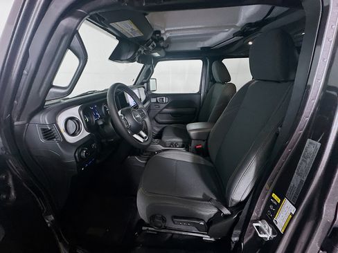 Used 2025 Jeep Wrangler Sahara image 13