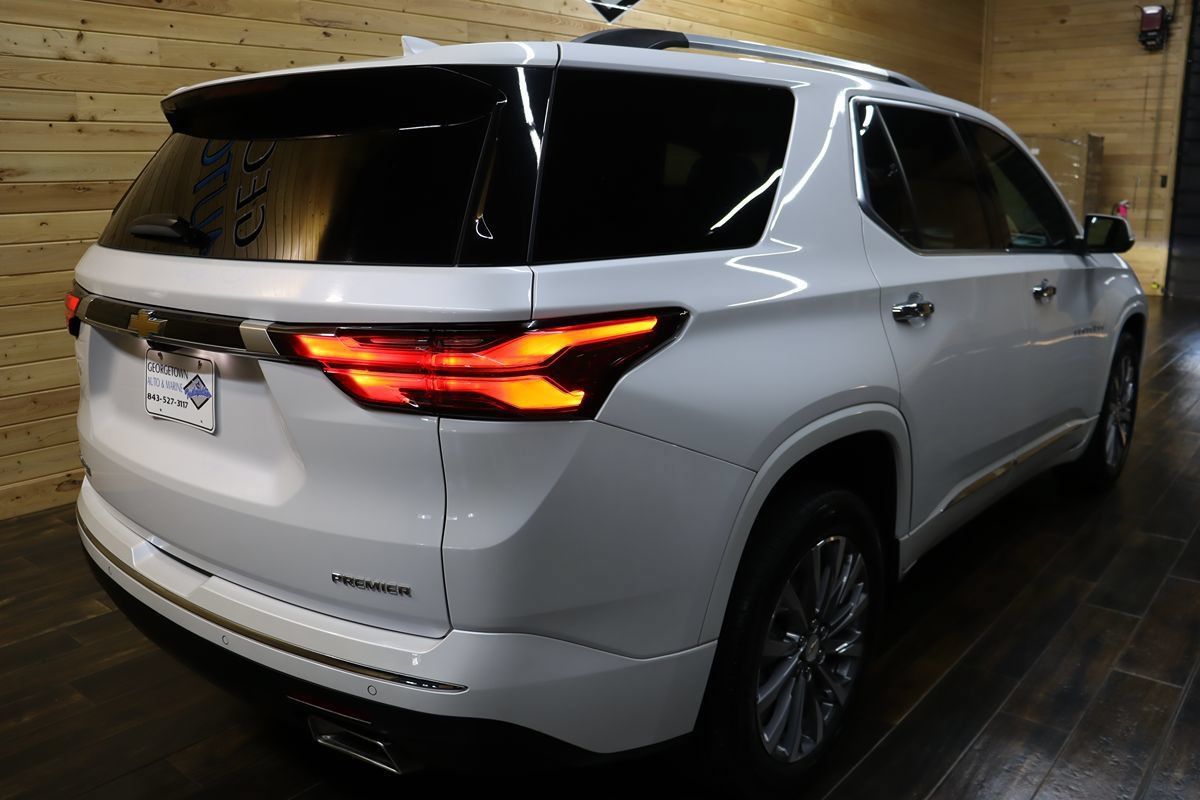 Used 2023 Chevrolet Traverse Premier FWD image 5