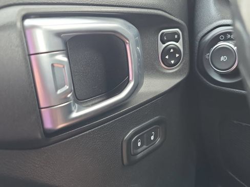 Used 2018 Jeep Wrangler Unlimited Sport S AWD/4WD image 11