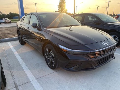Used 2025 Hyundai Elantra Sport FWD image 3