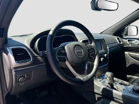 Used 2018 Jeep Grand Cherokee Limited AWD/4WD image 9