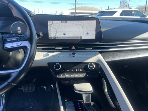 Used 2025 Hyundai Elantra Limited image 18