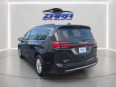 Used 2022 Chrysler Pacifica Touring-L FWD image 5