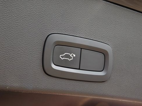 Used 2021 Volvo XC40 T4 Momentum FWD image 11