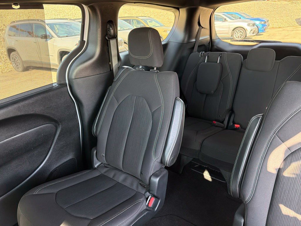 Used 2019 Chrysler Pacifica Touring Plus w/ S Appearance Package FWD image 14