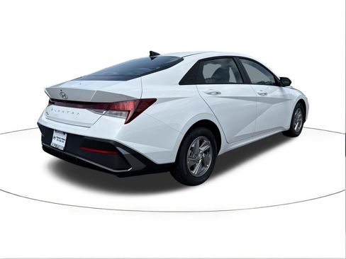 New 2026 Hyundai Elantra SE FWD image 3