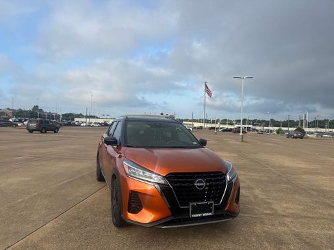 Used 2023 Nissan Kicks SR w/ SR Premium Package FWD image 3