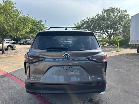 Used 2025 Toyota Sienna LE FWD image 6