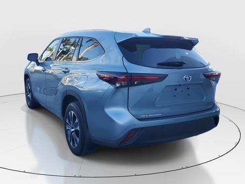 Used 2024 Toyota Highlander XLE image 5